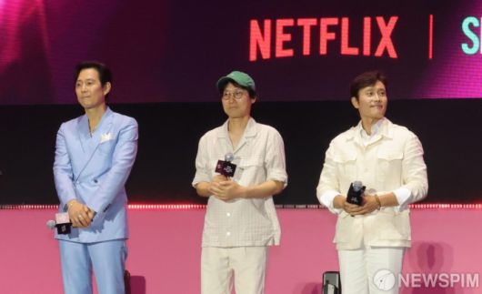 [서울=뉴스핌] 양윤모 기자 = 배우 이병헌이 28일 저녁 서울광장 특설무대에서 열린 넷플릭스 시리즈 ‘오징어 게임 시즌 3' 공개기념 피날레 이벤트 행사에 참석 인사말을 하고 있다.  행사에는 황동혁 감독,이병헌,이정재,임시완, 강하늘, 위하준, 박규영, 이진욱, 박성훈, 양동근, 강애심, 조유리, 채국희, 이다윗, 노재원, 전석호, 최승현, 이서환, 원지안, 김법래, 김시은 배우가 참석했다.그리고 박해수, 정호연, 김주령, 아누팜 트리파티, 이유미가 팬 이벤트에 참석했다. 2025.06.28 yym58@newspim.com