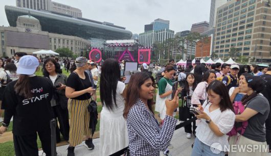 [서울=뉴스핌] 양윤모 기자 = 28일 오후 서울광장이 넷플릭스 시리즈 ‘오징어 게임 시즌 3' 기념무대로 변신한 가운데,국내외 팬들이 야간 행사를 기다리며 부대행사에 참여하고 있다. 2025.06.28 yym58@newspim.com