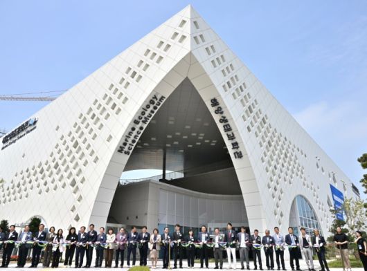 해양생태과학관 개관식 테이프 커팅 현장. [사진=시흥시]