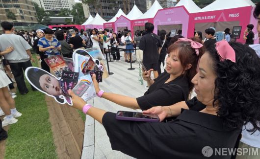 [서울=뉴스핌] 양윤모 기자 = 28일 오후 서울광장이 넷플릭스 시리즈 ‘오징어 게임 시즌 3' 기념무대로 변신한 가운데,국내외 팬들이 야간 행사를 기다리며 부대행사에 참여하고 있다. 2025.06.28 yym58@newspim.com