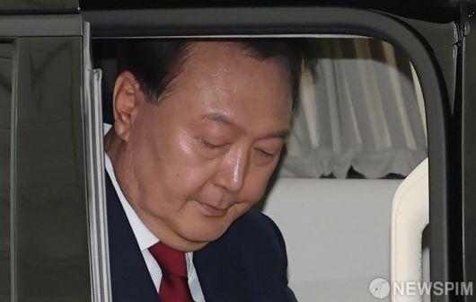 [서울=뉴스핌] 양윤모 기자 = 윤석열 전 대통령이 28일 오전 12·3 비상계엄과 관련한 내란·외환 사건을 수사하는 조은석 특별검사팀의 소환조사에 참석하기 위해 특검사무실인 서울고등검찰청에 출석하고 있다. 이날 소환 조사에 윤 전 대통령 측에서는 김홍일·채명성·송진호 변호사가 동행했다. [공동취재] 2025.06.28 yym58@newspim.com