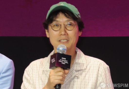 [서울=뉴스핌] 양윤모 기자 = 배우 이정재가 28일 저녁 서울광장 특설무대에서 열린 넷플릭스 시리즈 ‘오징어 게임 시즌 3' 공개기념 피날레 이벤트 행사에 참석 인사말을 하고 있다.  행사에는 황동혁 감독,이병헌,이정재, 임시완, 강하늘, 위하준, 박규영, 이진욱, 박성훈, 양동근, 강애심, 조유리, 채국희, 이다윗, 노재원, 전석호, 최승현, 이서환, 원지안, 김법래, 김시은 배우가 참석했다.그리고 박해수, 정호연, 김주령, 아누팜 트리파티, 이유미가 팬 이벤트에 참석했다. 2025.06.28 yym58@newspim.com