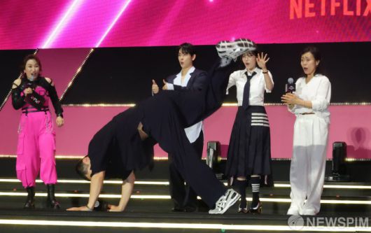 [서울=뉴스핌] 양윤모 기자 =넷플릭스 시리즈 ‘오징어 게임 시즌 3' 공개를 기념한 피날레 이벤트가 28일 저녁 서울광장 특설무대에서 열렸다.  행사에는 황동혁 감독,이병헌,이정재,임시완, 강하늘, 위하준, 박규영, 이진욱, 박성훈, 양동근, 강애심, 조유리, 채국희, 이다윗, 노재원, 전석호, 최승현, 이서환, 원지안, 김법래, 김시은 배우가 참석했다.그리고 박해수, 정호연, 김주령, 아누팜 트리파티, 이유미가 팬 이벤트에 참석했다.2025.06.28 yym58@newspim.com