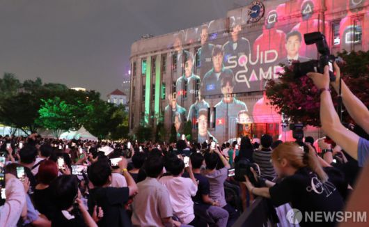 [서울=뉴스핌] 양윤모 기자 =넷플릭스 시리즈 ‘오징어 게임 시즌 3' 공개를 기념한 피날레 이벤트가 28일 저녁 서울광장 특설무대에서 열렸다.  행사에는 황동혁 감독,이병헌,이정재,임시완, 강하늘, 위하준, 박규영, 이진욱, 박성훈, 양동근, 강애심, 조유리, 채국희, 이다윗, 노재원, 전석호, 최승현, 이서환, 원지안, 김법래, 김시은 배우가 참석했다.그리고 박해수, 정호연, 김주령, 아누팜 트리파티, 이유미가 팬 이벤트에 참석했다.2025.06.28 yym58@newspim.com