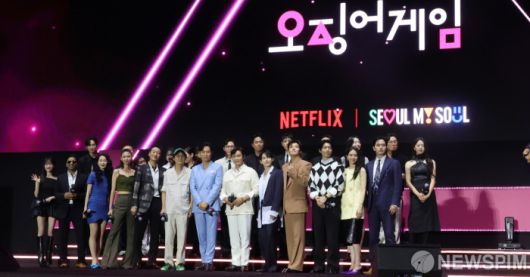 [서울=뉴스핌] 양윤모 기자 =넷플릭스 시리즈 ‘오징어 게임 시즌 3' 공개를 기념한 피날레 이벤트가 28일 저녁 서울광장 특설무대에서 열렸다.  행사에는 황동혁 감독,이정재, 이병헌, 임시완, 강하늘, 위하준, 박규영, 이진욱, 박성훈, 양동근, 강애심, 조유리, 채국희, 이다윗, 노재원, 전석호, 최승현, 이서환, 원지안, 김법래, 김시은 배우가 참석했다.그리고 박해수, 정호연, 김주령, 아누팜 트리파티, 이유미가 팬 이벤트에 참석했다. 2025.06.28 yym58@newspim.com