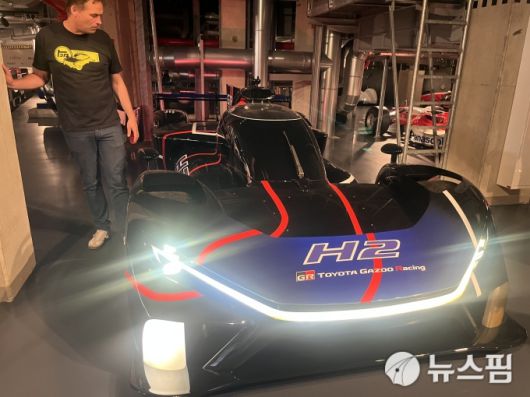 [쾰른(독일)=뉴스핌] 조수빈 기자 = 토요타 가주 레이싱 유럽(TGR-E) 윈드터널 하부의 박물관에 전시된 GR H2 콘셉트카. [사진=조수빈 기자] 2025.06.26 beans@newspim.com