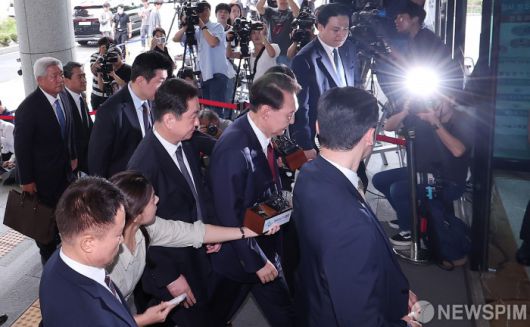 [서울=뉴스핌] 양윤모 기자 = 윤석열 전 대통령이 28일 오전 대면 조사를 받기 위해 서울 서초구 서울고검에 마련된 내란특검 사무실로 출석하고 있다. 2025.06.28 yym58@newspim.com