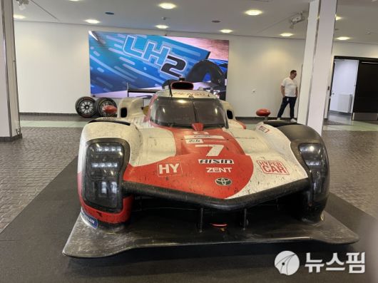 [쾰른(독일)=뉴스핌] 조수빈 기자 = 토요타 가주 레이싱 유럽(TGR-E)에 들어서면 WEC 르망 2021년 출전해 우승했던 실제 차량이 전시되어 있다. [사진=조수빈 기자] 2025.06.26 beans@newspim.com