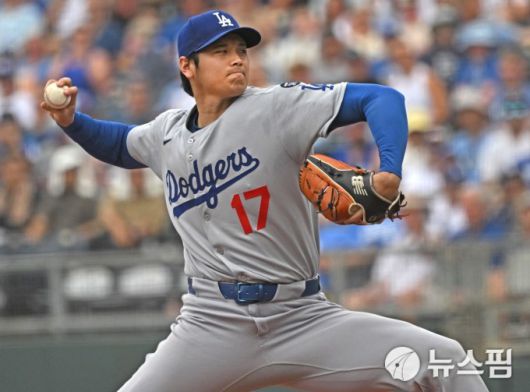 [캔자스시티 로이터 =뉴스핌] 박상욱 기자 = 김혜성이 29일 MLB 캔자스시티 로열스와 원정 경기 2회 투수 견제구에 급하게 1루로 귀환하고 있다. 2025.6.29 psoq1337@newspim.com
