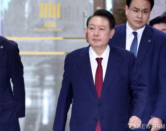 [서울=뉴스핌] 이형석 기자 = 윤석열 전 대통령이 29일 새벽 서울 서초구 서울고검 청사에 마련된 내란특검에서 피의자 신분으로 조사를 마친 뒤 귀가하고 있다. 2025.06.29 leehs@newspim.com