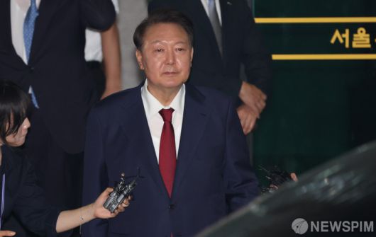 [서울=뉴스핌] 이형석 기자 = 윤석열 전 대통령이 29일 새벽 서울 서초구 서울고검 청사에 마련된 내란특검에서 피의자 신분으로 조사를 마친 뒤 귀가하고 있다. 2025.06.29 leehs@newspim.com