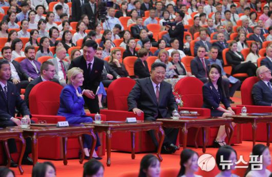 [서울=뉴스핌] 이영종 통일전문기자 = 김정은 북한 국무위원장이 29일 동평양대극장에서 러시아 예술단의 공연을 관람하고 있다. 왼쪽부터 승정규 문화상, 올가 류비모바 러시아 문화장관, 김정은, 딸 주애, 알렉산드르 마체고라 평양 주재 러시아 대사.[사진=노동신문 홈페이지] 2025.06.30 yjlee@newspim.com