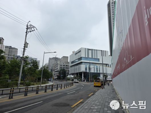 [서울=뉴스핌] 송현도 기자 =  영등포 뉴타운은 기존 1·2·5호선 역세권에 더해 신안산선, GTX-B 노선 개통 등 중요한 교통 호재를 앞두고 있으며, 영등포시장, 영등포구청, 주민(공공복합)센터 등의 인프라가 풍부하다. 사진은 리버센트 푸르지오 위브 단지 맞은 편에 보이는 영등포동 공공복합센터와 한림대 한강성심병원. 2025.06.27 dosong@newspim.com