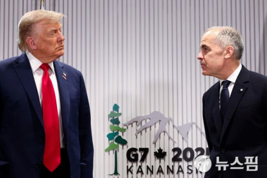 [카나나스키스 로이터=뉴스핌]김근철 기자= 캐나다 알버타주 카나나스키스에서 열리는 주요 7개국(G7) 정상회담에서 참석한 도널드 트럼프 미국 대통령이 16일(현지시간)  마크 카니 캐나다 총리와 만나고 있다. 2025.06.17 kckim100@newspim.com