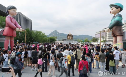 [서울=뉴스핌] 김학선 기자 = 29일 서울 광화문 광장에서 열린 '2025 K-콘텐츠 서울여행주간 : 오징어 게임 팝업 광화문' 행사장이 시민과 관광객들로 붐비고 있다. '오징어 게임 팝업 광화문'은 내달 6일까지 열리며 현장에는 오징어 게임 속 상징적인 요소들을 체험할 수 있는 다양한 포토존과 전시, 미니 게임 등이 마련돼 있다. 2025.06.29 yooksa@newspim.com