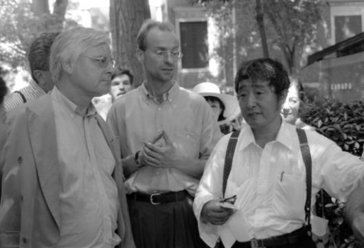 [서울=뉴스핌] 이지은 기자 = 베니스 비엔날레 작품설치 중인 백남준, 1993 (c.마크 패츠폴) [사진=국립현대미술관] 2025.06.30 alice09@newspim.com