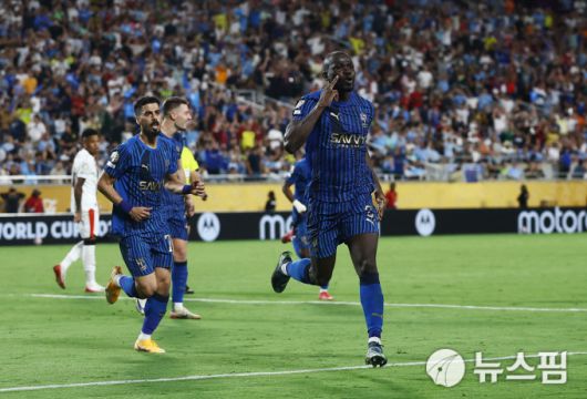 [올랜도 로이터=뉴스핌] 손지호 기자 = 알힐랄의 칼리두 쿨리발리(오른쪽)가 1일(한국시간) 열린 2025 국제축구연맹(FIFA) 클럽 월드컵 16강전 맨체스터 시티와의 경기에서 연장 전반 역전골을 터트린 뒤 기뻐하고 있다. 2025.07.01 thswlgh50@newspim.com