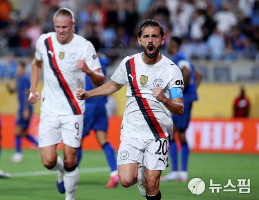 [올랜도 로이터=뉴스핌] 손지호 기자 = 맨체스터 시티의 베르나르두 실바(오른쪽)가 1일(한국시간) 열린 2025 국제축구연맹(FIFA) 클럽월드컵 16강전 알힐랄과의 경기에서 팀의 선제골을 넣은 뒤 기뻐하고 있다. 2025.07.01 thswlgh50@newspim.com