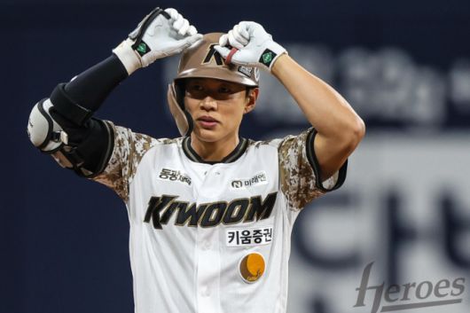 [서울=뉴스핌] 키움의 송성문이 지난 26일 고척 KIA전에서 2루타를 기록한 뒤 세리머니 하고 있다. [사진 = 키움] 2025.06.26 wcn05002@newspim.com