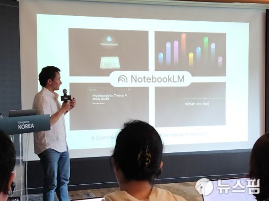 2일 서울 강남 조선 팰리스 호텔에서 열린 '구글 포 코리아(Google for Korea) 2025' 기자간담회 현장. 사이먼 토쿠미네 구글 랩스 디렉터가 발표하고 있다. [사진=양태훈 기자]