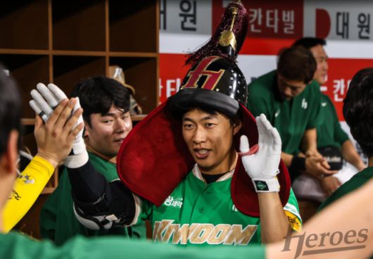 [서울=뉴스핌] 키움의 송성문이 지난 28일 고척 삼성전에서 홈런을 기록한 뒤 더그아웃에서 동료들과 하이파이브 하고 있다. [사진 = 키움] 2025.06.28 wcn05002@newspim.com