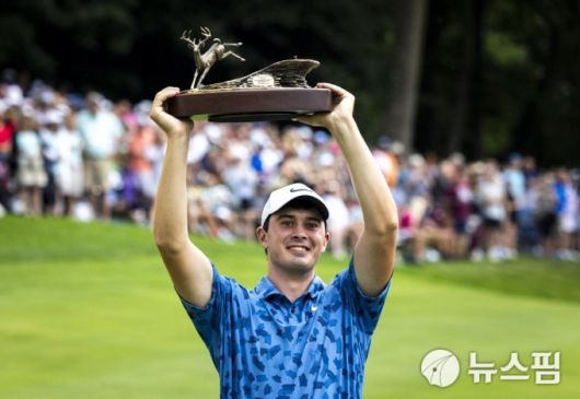 [실비스 =뉴스핌] 박상욱 기자 = 톰프슨이 지난해 7월 8일 PGA 투어 존 디어 클래식 우승 트로피를 들고 환하게 웃고 있다. 2024.7.8 psoq1337@newspim.com