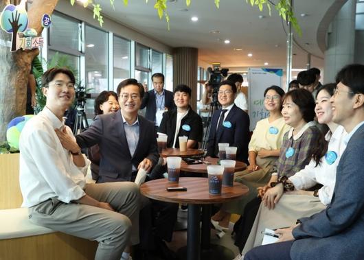 김동연 도지사가 2023년 7월 도청 로비에서 예술인 기회소득 최초 수혜자들을 만나 대화하고 있다. [사진=경기도]