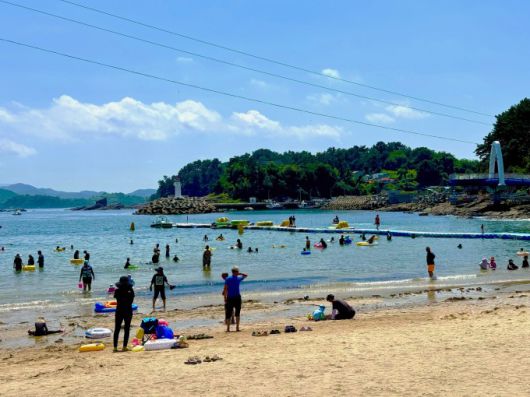 남일대해수욕장 전경 [사진=경남도] 2025.07.02