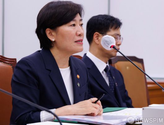 [서울=뉴스핌] 윤창빈 기자 = 송미령 농림축산식품부 장관이 25일 오후 서울 여의도 국회에서 열린 농림축산식품해양수산위원회 전체회의에서 의원 질문에 답변하고 있다. 2025.06.25 pangbin@newspim.com
