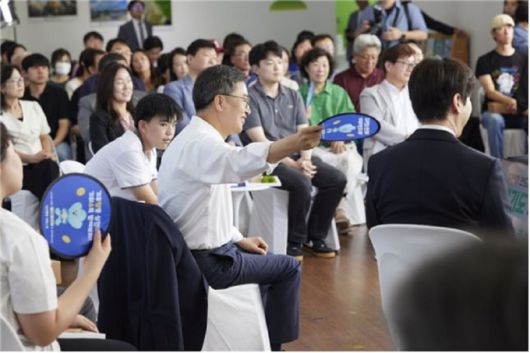 김동연 도지사가 지난달 30일 시흥에코센터에서 진행된 <경기도 기후도민총회 출범식>에서 도민 참가자에게 부채질을 해주고 있다. [사진=경기도]