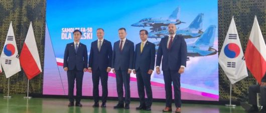 안제이 두다 폴란드 대통령(왼쪽 두번째), 마리우스 브와쉬착 부총리 겸 국방장관(세번째), 엄동환(첫번째) 방위사업청장, 강구영(네번째) 한국항공우주산업(KAI) 사장, 세바스찬 흐바웩(다섯번째) 폴란드 국영방산그룹(PGZ) 회장이 16일(현지시간) 폴란드에서 FA-50 국산 경공격기 수출 이행 계약식 후 기념사진을 찍고 있다. [사진=방위사업청]