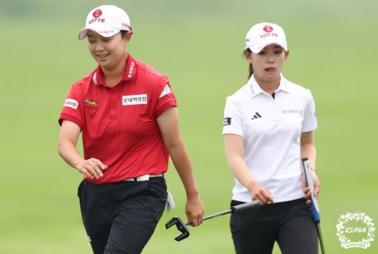 김효주(왼쪽)와 황유민이 3일 롯데 오픈 1라운드 그린플레이를 하고 있다. [사진=KLPGA]