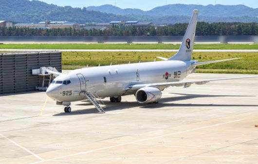 해군의 신형 해상초계기 P-8A(포세이돈)가 7월 1일 포항 항공사령부 주기장에 주기하고 있다. [사진=해군]