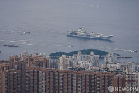 [서울=뉴스핌] 중국의 첫 항공모함인 산둥함이 3일(현지시간) 5일 간의 방문을 위해 홍콩으로 입항하고 있다. [사진=로이터] 2025.07.03 photo@newspim.com
