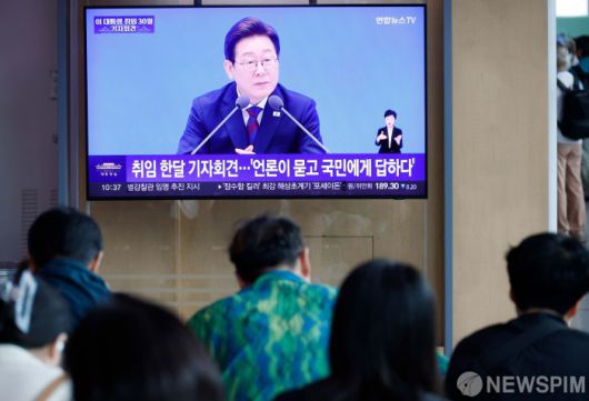 [서울=뉴스핌] 류기찬 인턴기자 = 3일 오전 서울역 대합실에서 시민들이 이재명 대통령의 취임 30일 기자회견을 시청하고 있다. 2025.07.03 ryuchan0925@newspim.com