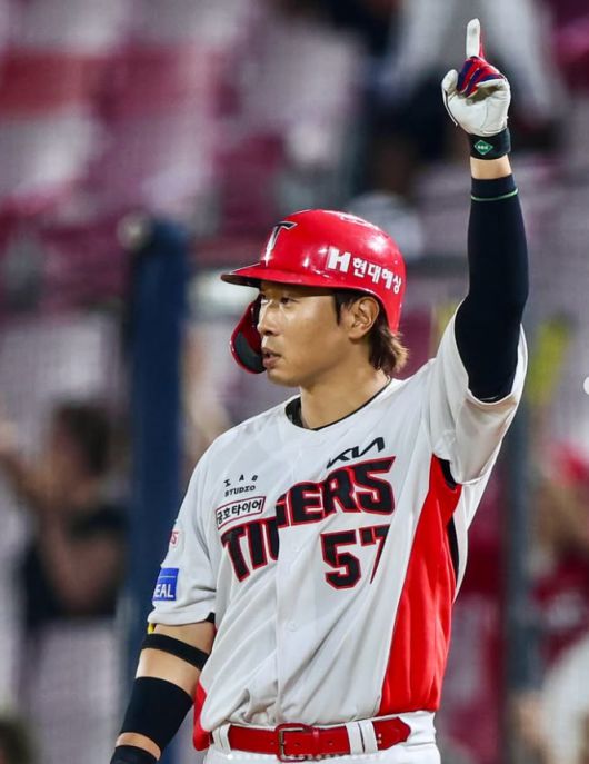 [서울=뉴스핌] 장환수 스포츠전문기자= KIA 고종욱이 SSG와 광주경기에서 7회 결승 1타점 중전안타를 날린 뒤 손을 들어 보이고 있다. [사진=KIA] 2025.07.03 zangpabo@newspim.com