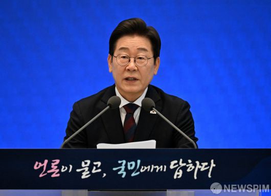 [서울=뉴스핌] 이재명 대통령이 3일 청와대 영빈관에서 열린 '대통령의 30일, 언론이 묻고 국민에게 답하다' 기자회견에서 발언을 하고 있다. [사진=로이터] 2025.07.03 photo@newspim.com