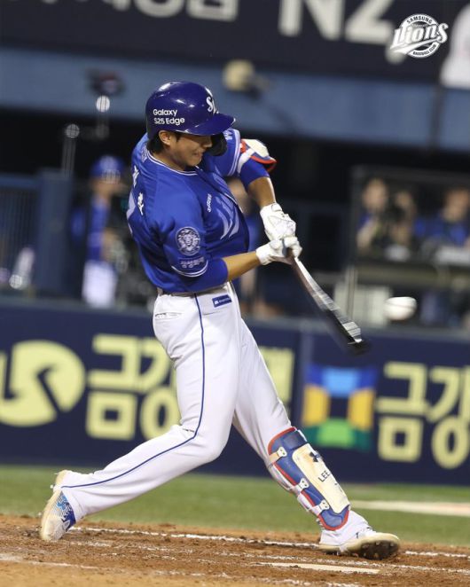 [서울=뉴스핌] 장환수 스포츠전문기자= 삼성 이재현이 3일 두산과 잠실경기에서 9회 극적인 역전 만루홈런을 터뜨리고 있다. [사진=삼성] 2025.07.03 zangpabo@newspim.com