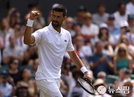 [런던 로이터 =뉴스핌] 박상욱 기자 = 조코비치가 3일 윔블던 테니스 남자 단식 2회전에서 포인트를 올리고 자신감 넘치는 몸짓을 하고 있다. 2025.7.3 psoq1337@newspim.com