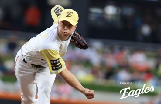 [서울=뉴스핌] 지난 5월 15일 선발투수로 나선 한화의 엄상백이 역투하고 있다. [사진 = 한화] 2025.05.15 wcn05002@newspim.com