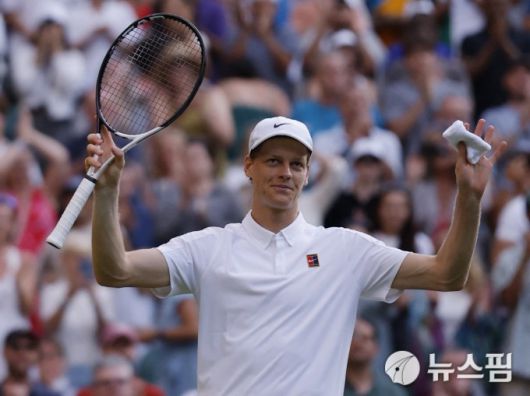 [런던 로이터 =뉴스핌] 박상욱 기자 = 신네르가 3일 윔블던 테니스 남자 단식 2회전에서 승리한 뒤 환호하는 관중에 답하고 있다. 2025.7.3 psoq1337@newspim.com