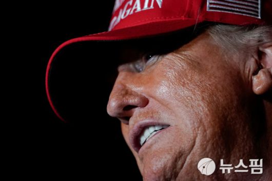 [서울=뉴스핌] 도널드 트럼프 미국 대통령이 4일(현지시간) 아이오와 방문을 마치고 앤드루스 공군기지에 도착해 발언을 하고 있다. [사진=로이터] 2025.07.04 photo@newspim.com