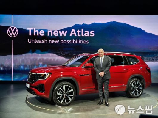 폭스바겐코리아가 한국 시장에 대형 SUV '신형 아틀라스'를 출시했다. 틸 셰어(Till Scheer) 폭스바겐그룹코리아 대표이사 사장이 기념촬영을 하고 있다. [사진=뉴스핌 DB]