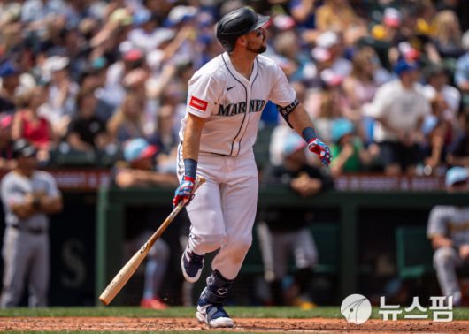 [시애틀 로이터=뉴스핌] 장환수 스포츠전문기자= 시애틀 칼 롤리가 5일 피츠버그와 홈경기에서 6회 이날의 두 번째 홈런인 솔로 아치를 그린 뒤 타구를 바라보고 있다. 2025.07.05 zangpabo@newspim.com