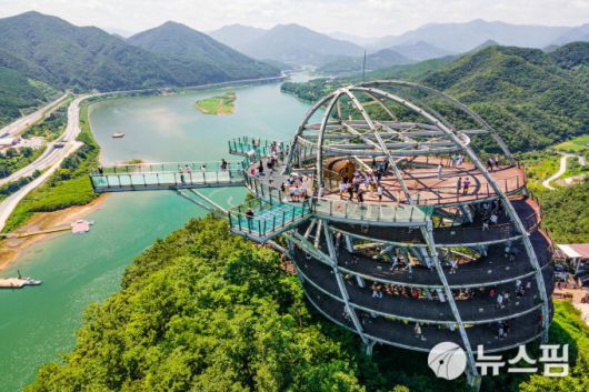 만천하스카이워크 찾은 관광객들. [충북=뉴스핌] 백운학 기자 = 2025.04.05 baek3413@newspim.com