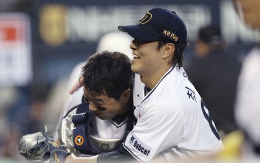 [서울=뉴스핌] 장환수 스포츠전문기자= 두산 선발 최원준이 5일 kt와 잠실경기에서 6이닝 1실점으로 호투한 뒤 5-1로 앞선  상황에서 마운드를 내려가며 포수 양의지와 포옹하고 있다. [사진=두산] 2025.07.05 zangpabo@newspim.com