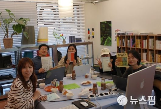 [부산=뉴스핌] 박성진 기자 = 독립출판 전문서점인 '샵메이커즈(Shop Makers)'에서 열리는 워크숍 2025.07.05