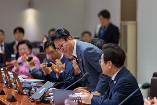 [서울=뉴스핌] 김민석 신임 국무총리가 5일 서울 용산 대통령실에서 열린 제29회 국무회의에서 인사를 하고 있다. [사진=대통령실] 2025.07.05 photo@newspim.com
