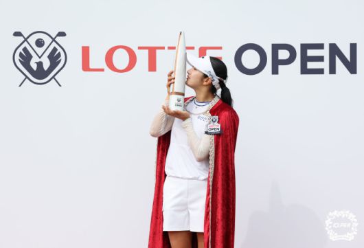 [서울=뉴스핌] 김용석 기자 = 롯데오픈 우승 트로피에 입 맞추는 박혜준. [사진= KLPGA]  92025.07.06 fineview@newspim.com