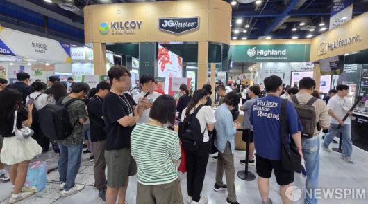 [서울=뉴스핌] 양윤모 기자 = 한국수입협회가 주최하고 산업통상자원부와 대한무역투자진흥공사(KOTRA)가 후원하는 '2025 한국수입박람회'가 7일 서울 강남구 코엑스에서 시작된 가운데, 전시장을 찾은 관람객들이 제품을 살펴보고 있다. 2025.07.07 yym58@newspim.com
